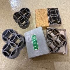 花器2個と剣山4個の画像