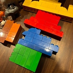 LEGO Duplo ブロックと緑のバケツ+トラクターなどの画像