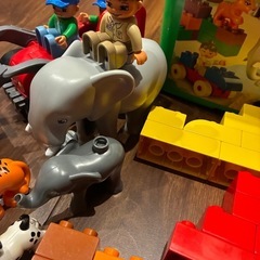 LEGO Duplo ブロックと緑のバケツ+トラクターなどの画像