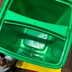 LEGO Duplo ブロックと緑のバケツ+トラクターなどの画像