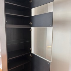 【無料】大型収納棚／飾り棚／ガラス扉付き／の画像