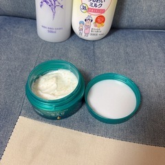 夜美容ハンドクリーム　ハトムギ化粧水　ビオレUうるおいミルクの画像