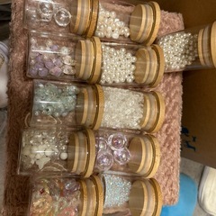 ハンドメイドのパーツ一色（入れ物付き）の画像