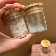 ハンドメイドのパーツ一色（入れ物付き）の画像