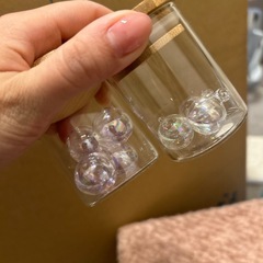 ハンドメイドのパーツ一色（入れ物付き）の画像