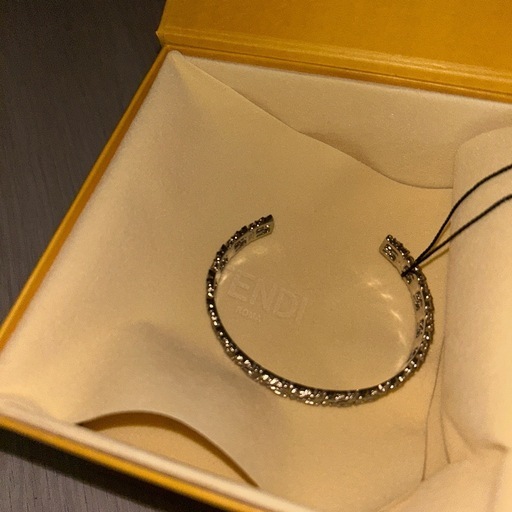 FENDI 新品　バングル