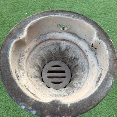 三河の黒七輪 黒七輪（ひび割れ・汚れあり）現状品 引き取り歓迎 焼き網付き（画像のもの）の画像