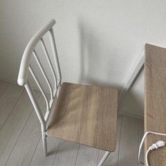 机と椅子のセットの画像