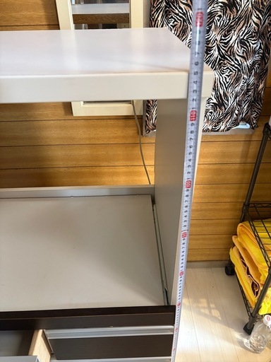 お話し中！レンジ台便利な収納棚付き