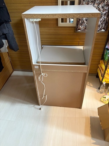 お話し中！レンジ台便利な収納棚付き
