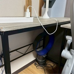 机と椅子の画像