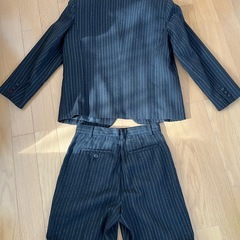 子供スーツ黒ストライプ柄130㎝の画像