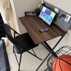 ニトリの折り畳みデスクとチェアの画像
