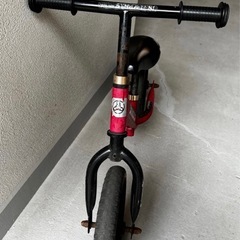 赤　ストライダー　子供　自転車の画像