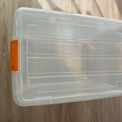 プラスチック製の衣装ボックスの画像