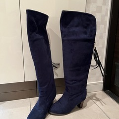 ネイビーロングブーツの画像