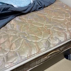 クイーンサイズ　ベッド　シモンズの画像