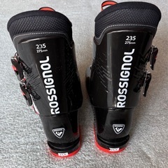 ジュニア スキーブーツとウェアとヘルメット
の画像