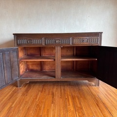 イギリスアンティーク　キャビネットの画像