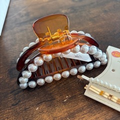 新品未使用品　パール付きヘアクリップ＆おまけヘアーピンの画像