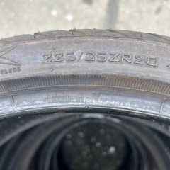 ハノ字のタイヤ2本の画像