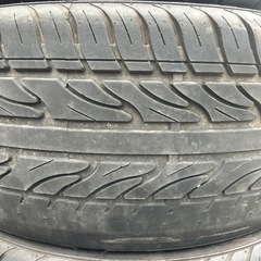 ハノ字のタイヤ2本の画像