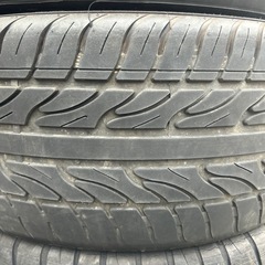 ハノ字のタイヤ2本の画像