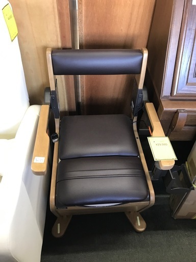 値下げしました！！￥29980-→￥22980-　ジャングルジャングル貝塚店　家具調トイレ　パナソニック　Panasonic 肘掛け　