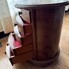 アンティークジュエリーケースの画像