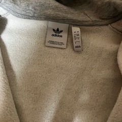 adidas バーカートレーナー   グレーの画像