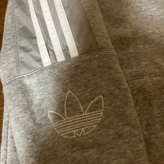adidas バーカートレーナー   グレーの画像