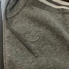 adidas バーカートレーナー   グレーの画像