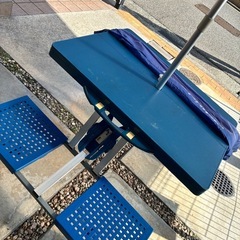 パラソルとテーブルの画像