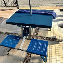 パラソルとテーブルの画像