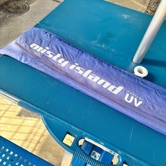 パラソルとテーブルの画像