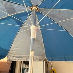 パラソルとテーブルの画像