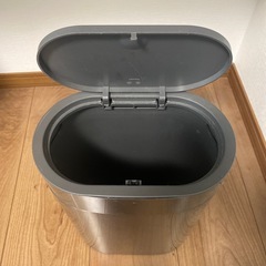 蓋付きゴミ箱の画像