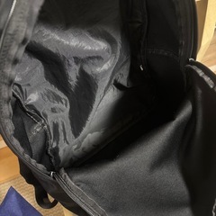 黒リュック・iPhoneイヤホンの画像