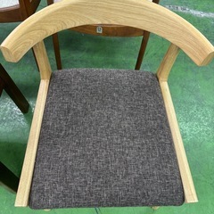 北欧デザイン 天然木 ダイニングチェア 1脚 肘掛け 椅子 チェアー 木製 無垢 アッシュ材 使用 ナチュラル カフェ風 インテリア おしゃれ 疲れにくい 背もたれ フィット デザイナーズ風 モダン リビングチェア 完成品 の画像