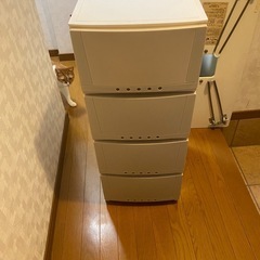 クッション、棚、収納ボックスの画像