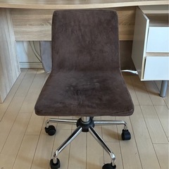 　今週末大募集！デンマーク製デスク、LOWYAロウヤのチェアー、タッチ式ライトの画像