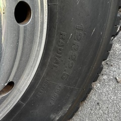 12R22.5 トラックやバス用の大型タイヤの画像