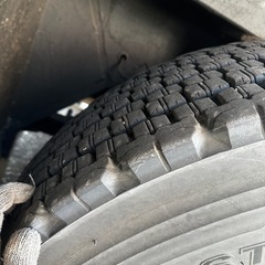 12R22.5 トラックやバス用の大型タイヤの画像