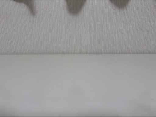 白いリビングテーブル