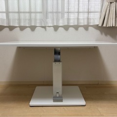 白いリビングテーブルの画像