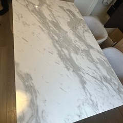 ニトリ大理石調ダイニングテーブル椅子セットの画像