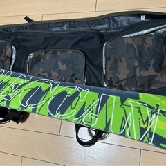 スノーボード板とケースの画像