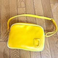 イエロー ショルダーバッグ 合成皮革の画像