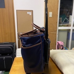 【キャリー付きトートバッグ／ネイビー×ブラウン】　キャリーケースの画像