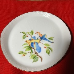 小鳥の柄の皿の画像